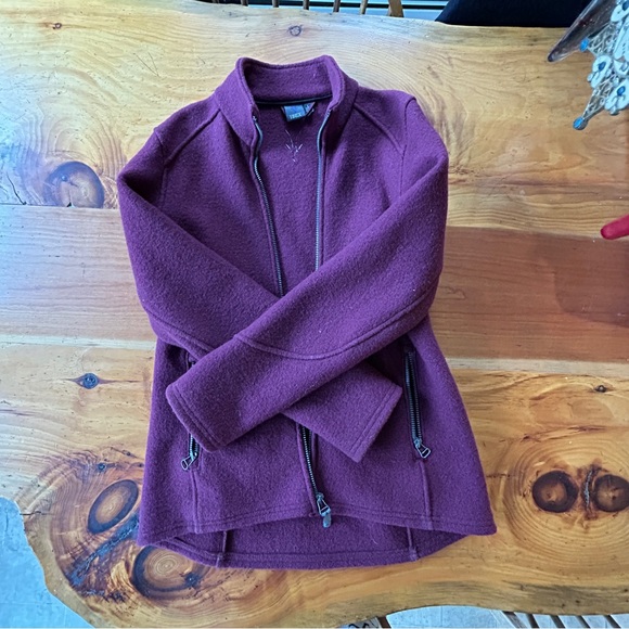 Ibex wool jacket in cranberry - Picture 2 of 6